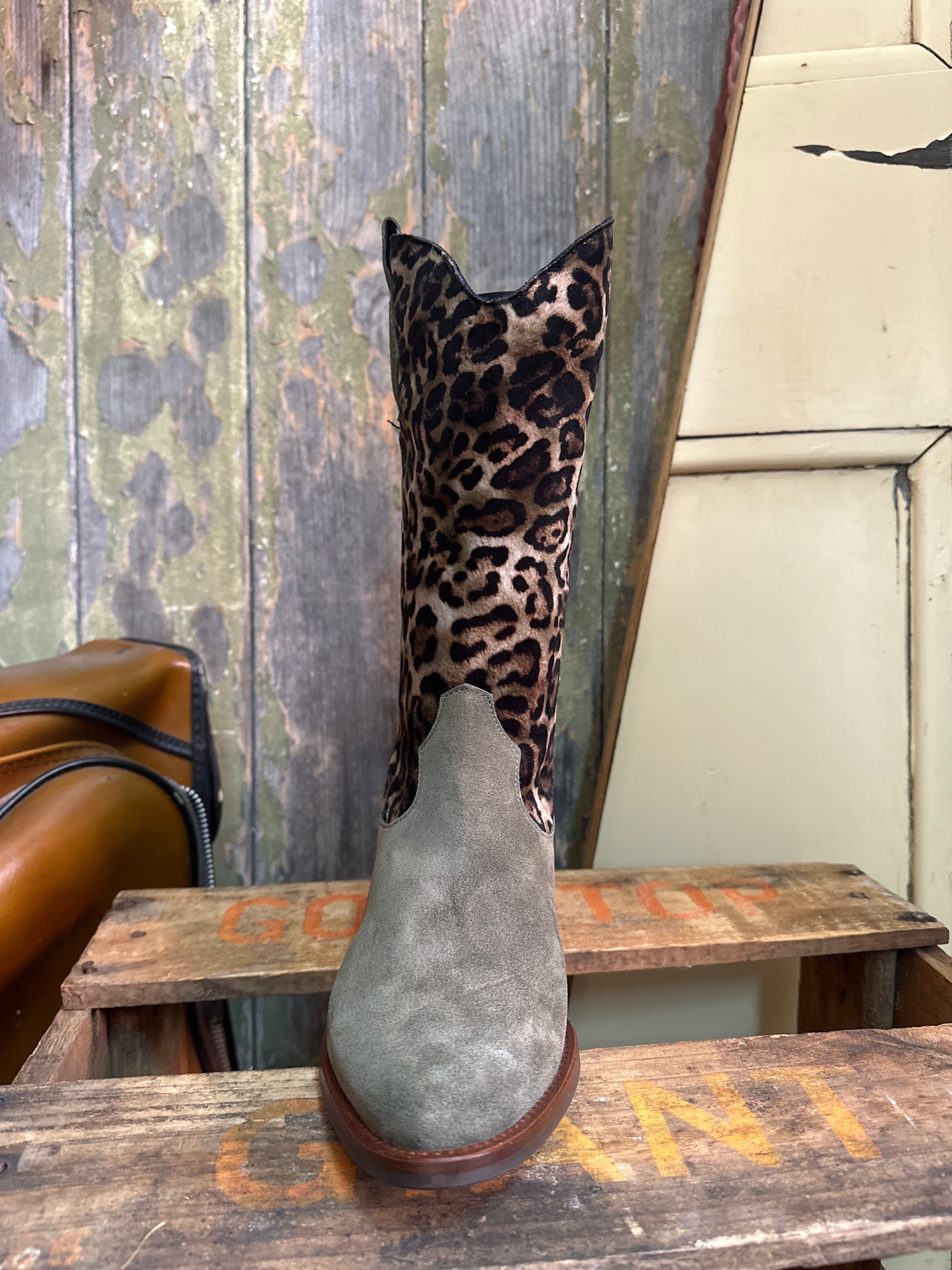 Viguera Vitelo Mid Length Cheetah Print