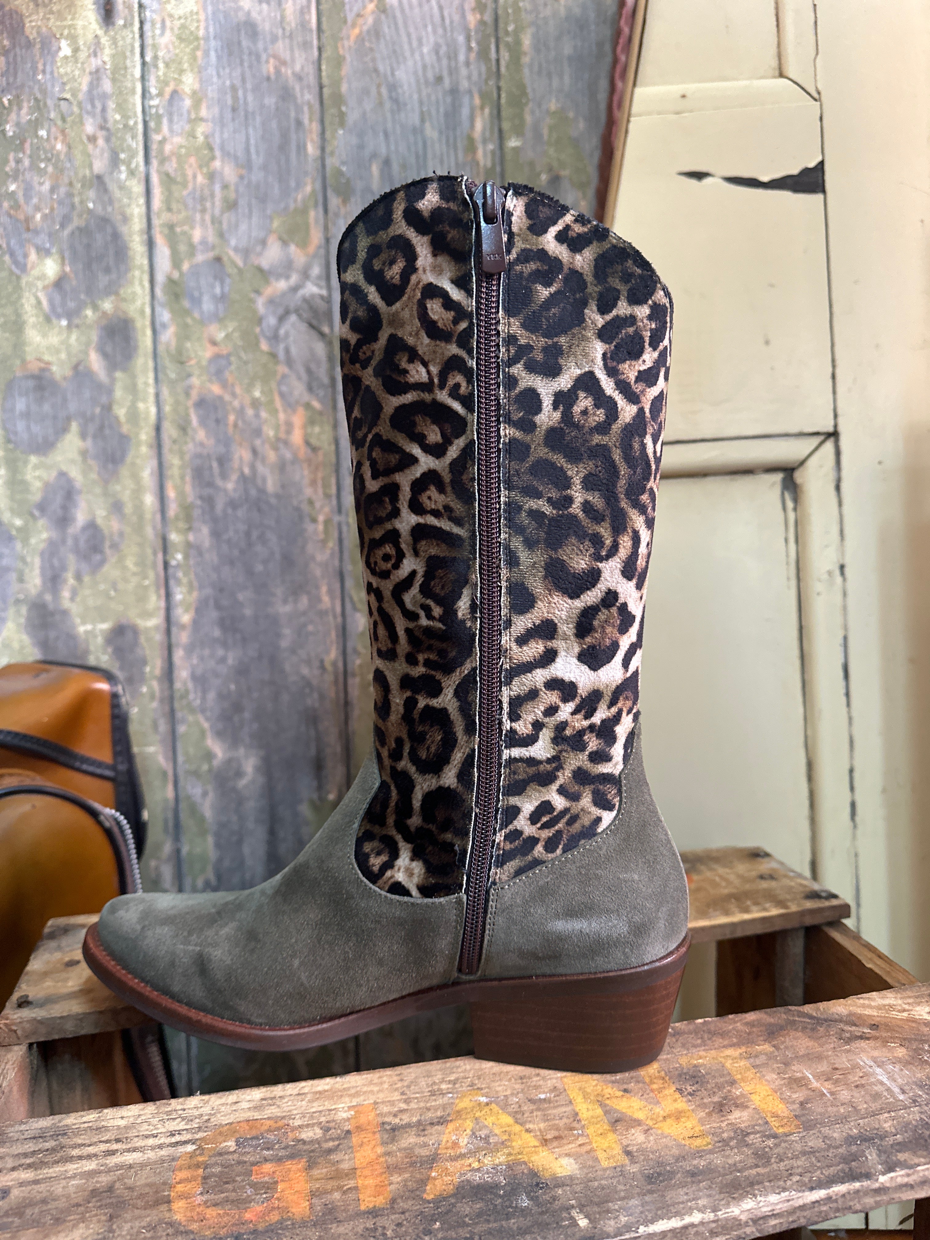 Viguera Vitelo Mid Length Cheetah Print